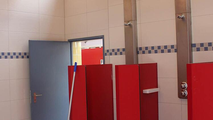 Die Duschen und Toiletten wurden während der Winterpause saniert. Die neuen Fliesen wirken freundlicher (Bild rechts). Foto: Popp