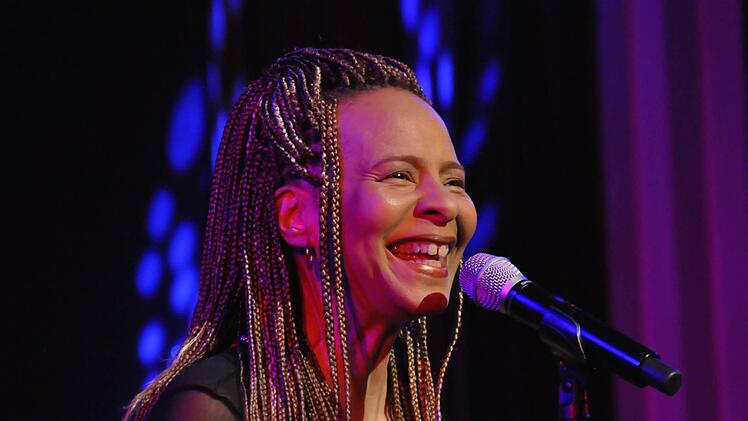 Jocelyn B. Smith ist eine charismatische Künstlerin, die nicht nur durch ihre begnadete Stimme ihr Publikum zum Toben bringt.  Foto: Peter Klopf