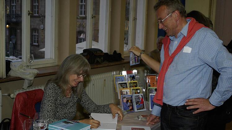Das "Ja-Buch" von Maria Heckmann (l.) mit den "Liebeserklärungen" heimischer Bürger zusammengefasst, war gefragter Lesestoff und ging weg wie warme Semmeln. Foto: Winfried Ehling