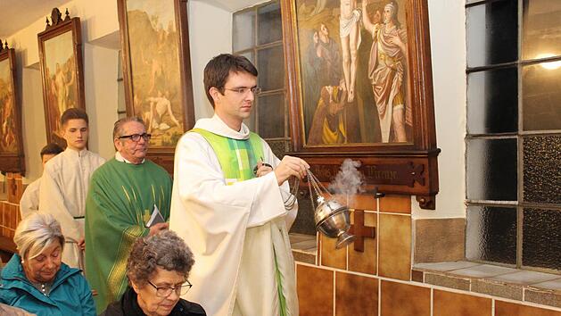 Bruder Andreas Murk (vorne) vom Kloster Schwarzenberg bei Scheinfeld segnete den restaurierten Kreuzweg, der aus seinem Kloster stammt. Hinter ihm Pater Gabriel Ramos Valiente, Seelsorger der Pfarrei Wachenroth, zu der die Kirchengemeinde M&uuml;hlhausen geh&ouml;rt. Foto: Evi Seeger