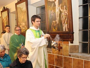 Bruder Andreas Murk (vorne) vom Kloster Schwarzenberg bei Scheinfeld segnete den restaurierten Kreuzweg, der aus seinem Kloster stammt. Hinter ihm Pater Gabriel Ramos Valiente, Seelsorger der Pfarrei Wachenroth, zu der die Kirchengemeinde Mühlhausen gehört. Foto: Evi Seeger