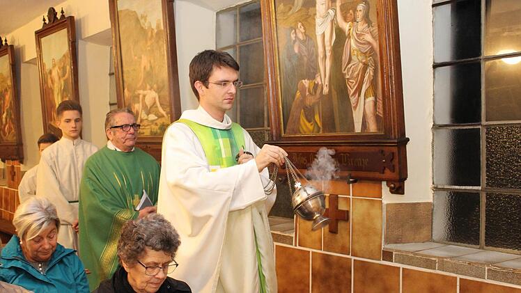 Bruder Andreas Murk (vorne) vom Kloster Schwarzenberg bei Scheinfeld segnete den restaurierten Kreuzweg, der aus seinem Kloster stammt. Hinter ihm Pater Gabriel Ramos Valiente, Seelsorger der Pfarrei Wachenroth, zu der die Kirchengemeinde Mühlhausen gehört. Foto: Evi Seeger