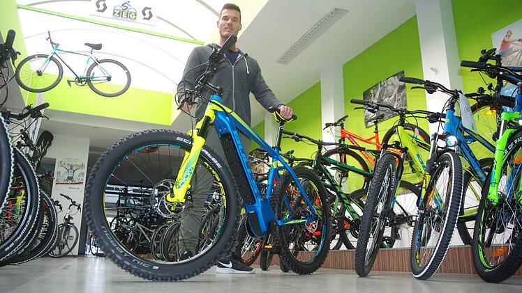 Geschäftsführer Michael Einbecker vom Fahrrad-Schnaus im unterfränkischen Haßfurt.  Foto: Flegel