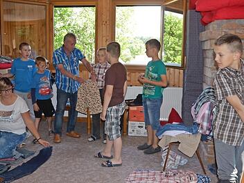 Katrin und Dieter Wolf kleiden ihre jungen G&auml;ste nach der Ankunft erst einmal von Kopf bis Fu&szlig; neu ein. Foto: Rainer Lutz