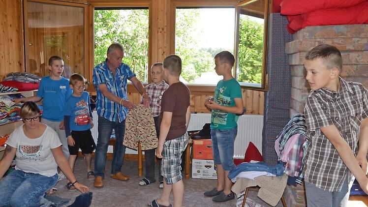 Katrin und Dieter Wolf kleiden ihre jungen G&auml;ste nach der Ankunft erst einmal von Kopf bis Fu&szlig; neu ein. Foto: Rainer Lutz