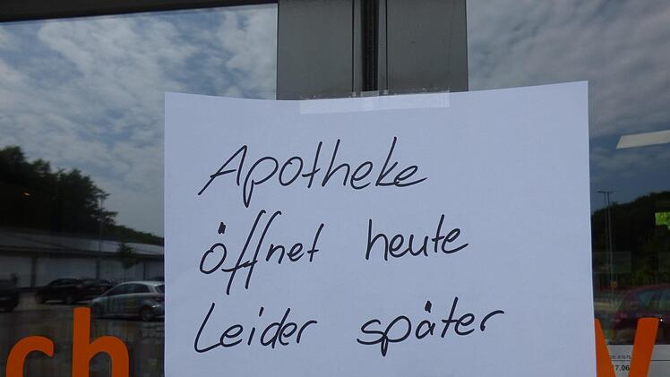 Apotheke und Drogerie sind noch geschlossen, die Kripo ist noch vor Ort. Foto: Thomas Weichert