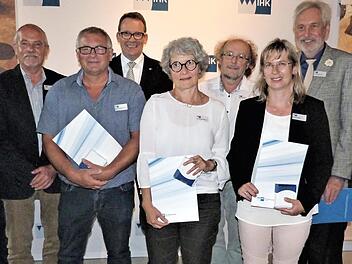 Prüferehrung für den Bezirk Kulmbach (von links): Stadt- und Kreisrat Dr. Michael Pfitzner, Hannes Walter, Herbert Aepfelbach, stellvertretender IHK-Hauptgeschäftsführer Wolfram Brehm, Ursl Reinert-Münch, Edwin Dörnhöfer, Doreen Kestel, Wolfgang Baron, IHK-Vizepräsident Hans Reban und stellvertretender Landrat Jörg Kunstmann. Foto: Werner Reißaus