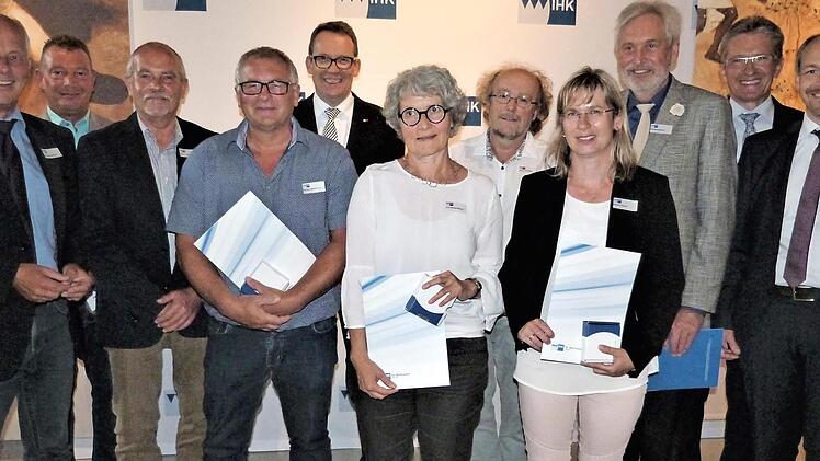 Prüferehrung für den Bezirk Kulmbach (von links): Stadt- und Kreisrat Dr. Michael Pfitzner, Hannes Walter, Herbert Aepfelbach, stellvertretender IHK-Hauptgeschäftsführer Wolfram Brehm, Ursl Reinert-Münch, Edwin Dörnhöfer, Doreen Kestel, Wolfgang Baron, IHK-Vizepräsident Hans Reban und stellvertretender Landrat Jörg Kunstmann. Foto: Werner Reißaus