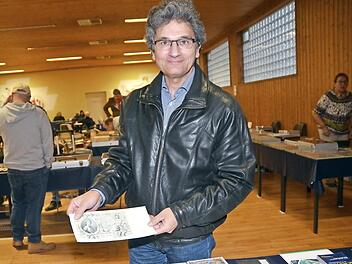 Mit Stolz zeigt Oliver Fischer bei der Münz- und Geldscheinbörse in Theisenort einen Geldschein im Wert von 500 Rubel aus dem Jahr 1912, der auf der Rückseite das Porträt des Zaren Peter der Große abgebildet hat. Foto: Karl-Heinz Hofmann