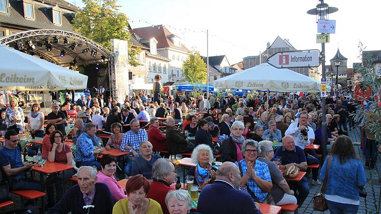 Der Marktplatz war gut gefüllt, als am Freitagabend der Korbmarkt eröffnet wurde.