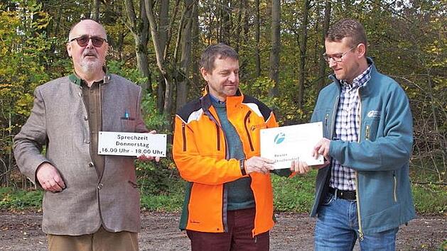 Im Beisein von Forstbetriebsleiter Stephan Keilholz &uuml;bergibt Hubert Barth seinem Nachfolger Fabian Tegge das Amtsschild. Foto: Joseph Beck