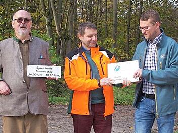 Im Beisein von Forstbetriebsleiter Stephan Keilholz übergibt Hubert Barth seinem Nachfolger Fabian Tegge das Amtsschild. Foto: Joseph Beck