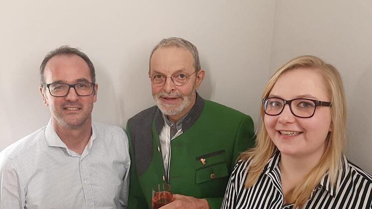 Glückwünsche gab es von Christoph Emmerth (von links), für Ehrenmitglied Ambros Heid sowie von Katrin Simon.  Fotos: Birgit Kessler