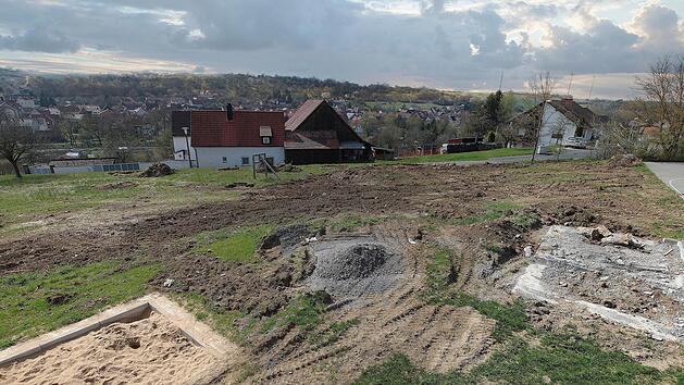 Einen Kinderhort baut die Marktgemeinde Maßbach hier direkt neben der Grundschule in Poppenlauer. Baubeginn soll bereits im Mai sein. Foto: Dieter Britz