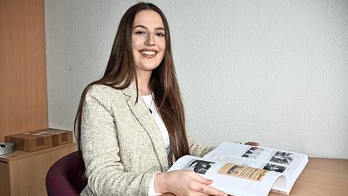 Stolz blättert die Kulmbacherin Julia Sailer durch ihre preisgekrönte Seminararbeit.