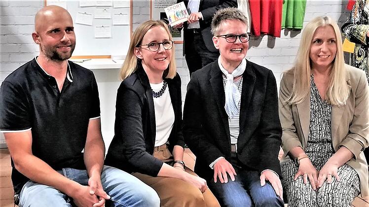 Das Veranstalter-Team (von links) Benjamin Spies (Museum für Franken), Anne Kraft (Bezirk Unterfranken), Daniela Kühnel (Ausstellungskuratorin) und Josefine Glöckner (Museen Schloss Aschach). Foto: Sigismund von Dobschütz