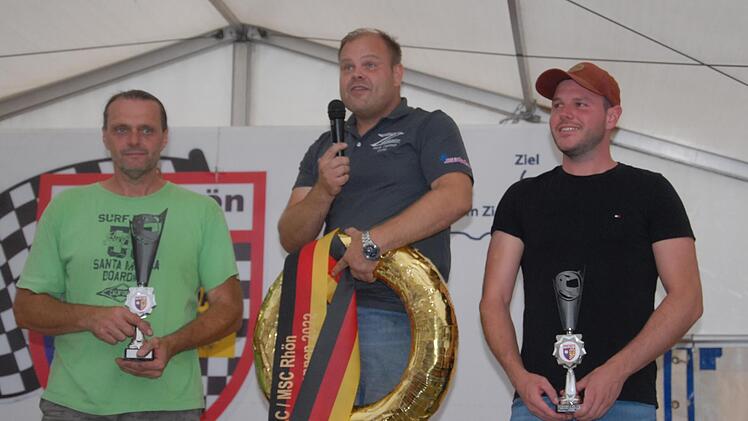Der Freiburger Patrik Zajelsnik (Mitte) holte sich den Gesamtsieg und den Streckenrekord beim 51. Hauenstein-Bergrennen des MSC Rhön. Rang zwei sicherte sich Stefan Armbruster (links) vom Schweinfurter Motorsportteam Lang vor Mathieu Wolpert (MSC ...