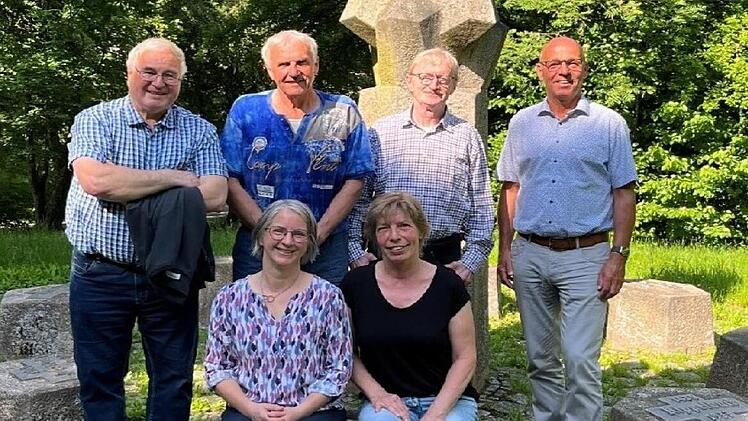 Autoren und Helfer des Bildbandes „Ein Blick zurück – Vergessene Dörfer rund um das Dammersfeld im Truppenübungsplatz „Hohe Rhön“ (vorne) Stephanie Elm (links)und Marion Stephan und dahinter (von links) Gerhard Ufholz, Walter Kömpel, Karl Hahn und...