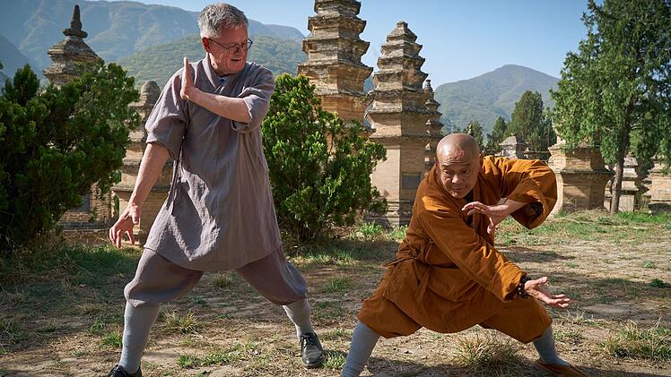 Im Pagodenwald des Shaolin-Klosters erlernt Christopher Clark einige Techniken des Kung-Fu.