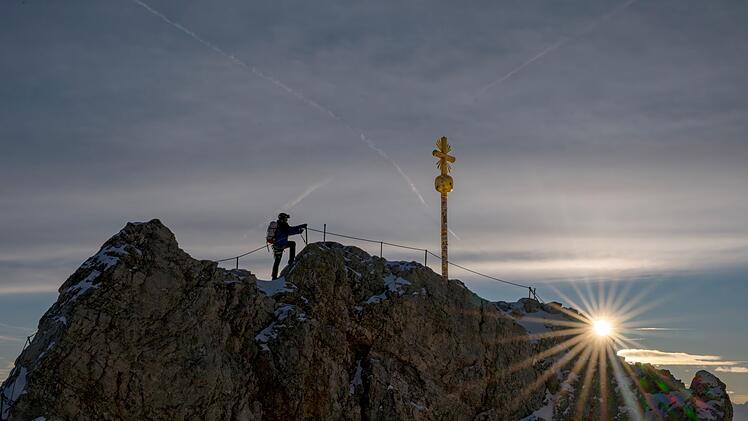 Zugspitz-Gipfelkreuz wird ins Tal geflogen und restauriert