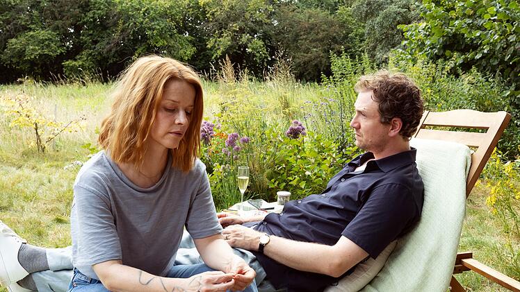 Elodie (Karoline Schuch) und ihr Bruder Ben (Jan Krauter) sprechen &uuml;ber ihre Kindheit.