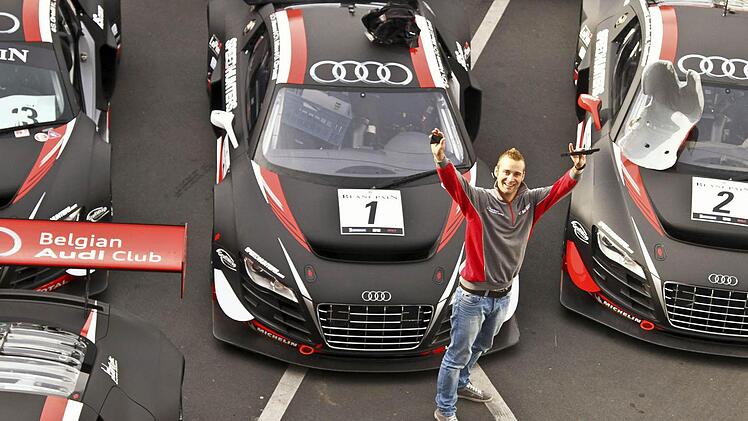 Christopher Haase vor der Audi-Armada: Der Kirchleuser freut sich, dass er vor dem letzten Rennen der Blancpain-Endurance-Serie nur noch drei Punkte Rückstand auf Platz 1 hat. Fotos: Markus Berns