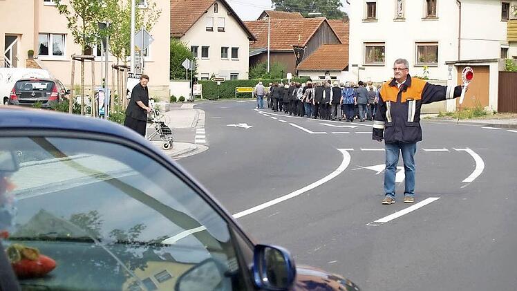 Wenn der Trauerzug in Großwenkheim vom Bonifatiusplatz in die Staatsstraße einbiegt, hält Joachim Fürsch in der Regel den Verkehr aus Richtung Kleinwenkheim an. Foto: Anton Then