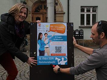 KJR-Geschäftsführerin Ursula Albuschkat und Kreisjugendpfleger Christian Kohlert bewerben die Aktion mit Plakaten - jugendgerecht mit QR-Code zum Abruf des Kandidaten-Checks.  Foto. Andreas Oswald