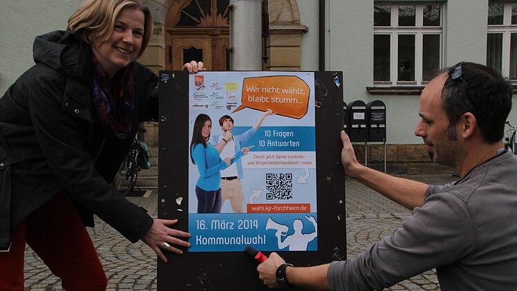 KJR-Geschäftsführerin Ursula Albuschkat und Kreisjugendpfleger Christian Kohlert bewerben die Aktion mit Plakaten - jugendgerecht mit QR-Code zum Abruf des Kandidaten-Checks.  Foto. Andreas Oswald