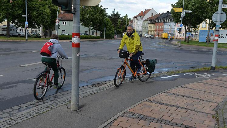 Michael Schilling vom ADFC (gelbe Jacke) kritisiert den Zustand am Regensburger Ring.  Foto: Ronald Rinklef