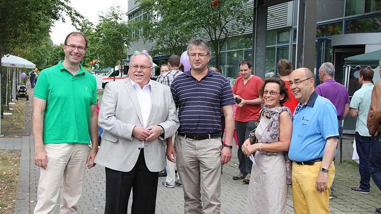 Lutz Pamme, CFO (Finanzchef) Geschäftsgebiet Angiographie und Interventionelle Röntgensysteme, Bürgermeister Franz Streit, Walter Märzendorfer, CEO (Geschäftsgebietsleiter) Geschäftsgebiet Computertomographie und Radioonkologie, Johanna Stumpf, OB Franz Stumpf  Foto: Ulrich Künzel