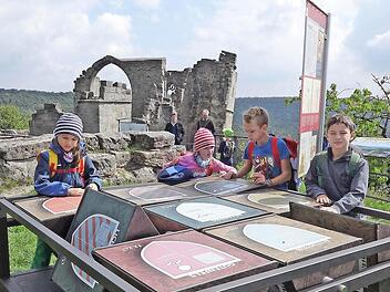 Spannend wurde es für die Ferienprogrammkinder bei der Schatzsuche auf der Burgruine Altenstein.  Fotos: Sabine Weinbeer