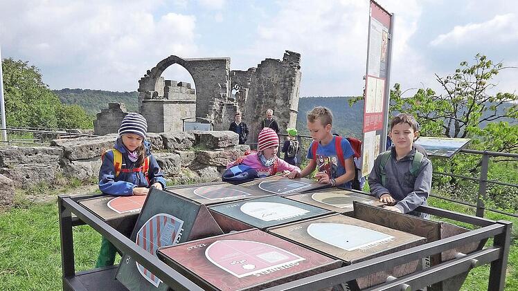 Spannend wurde es für die Ferienprogrammkinder bei der Schatzsuche auf der Burgruine Altenstein.  Fotos: Sabine Weinbeer