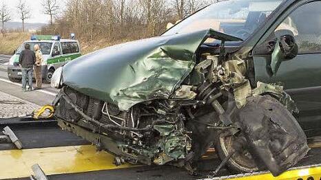 Völlig demoliert wurde der Opel Corsa bei dem Unfall am Mittwochnachmittag auf dem Autobahnzubringer bei Knetzgau.  Fotos: René Ruprecht