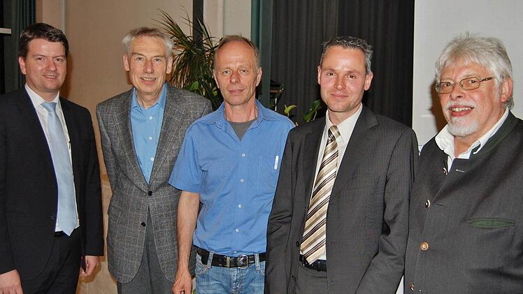 Gemeinsam gegen die Südlink-Stromtrasse: (von links) Landtagsabgeordneter Sandro Kirchner (CSU), Gerhard Schumm, Sprecher der Bürgerinitiative Bad Brückenau, Michael Wehner, Sprecher der Bürgerinitiative Bad Bocklet, Thomas Schönwald, Oberregierungsrat Thomas Schönwald, Leiter der Abteilung Bauen und Umwelt im Landratsamt Bad Kissingen, und Bürgermeister Wolfgang Back (CSU).  Foto: Sigismund von Dobschütz