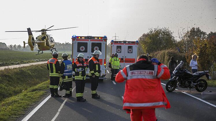 Mit dem Hubschrauber wurde der verletzte Motorradfahrer in eine Klinik geflogen. Rechts ist seine Maschine zu sehen.  Fotos: René Ruprecht
