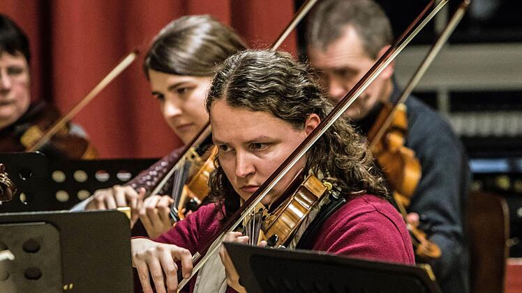 Impressionen von der Probenarbeit mit dem Orchester der "Gesellschaft der Musikfreunde Neustadt" unter Leitung von Hans Stähli. Fotos: Jochen Berger