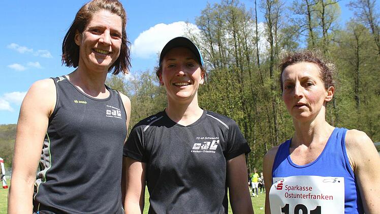 Elke Vollert (TV 48 Schweinfurt, links) holte sich den Titel zurück. Sie gewann den 21. Wässernachlauf in Wülflingen in der Zeit von 38 Minuten. Zweite wurde (weiter) Dorothea Gohles vor Karin Müller.