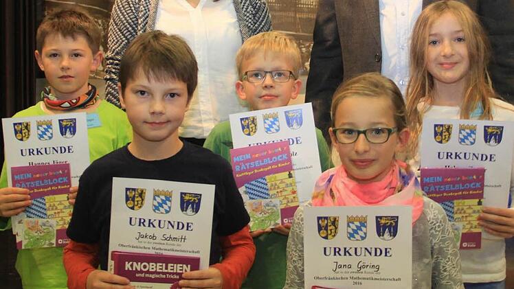 Jakob Schmitt und Jana Göring gingen als Sieger auf Kreisebene aus dem Mathewettbewerb hervor. Sie siegten vor Hannes Jäger, Tilmann Scholz und Helena Zeder.