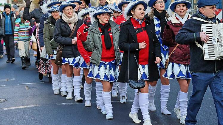 Bei Sonnenschein tanzen, schunkeln und singen kleine und große Narren beim "Faschingsfez" auf dem Anger. Nicht nur die Organisatoren freut's. Foto: Dieter Britz