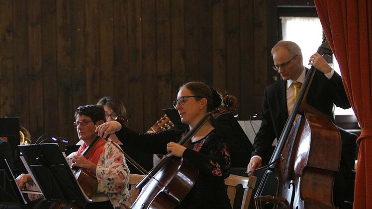 Der Musizierkreis Neustadt unter Leitung von Norbert Luche gestaltete seine Kaffeehausmusik in Meilschnitz. Foto: Jochen Berger