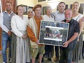 Ingo Moos als Vertreter der Gemeinde, Marina Hentschel, Heidi Suttner, Rudi und Gaby Bähr, Vorsitzender Siegfried Küspert, Martin Ritter, Patricia Wagner (von links) präsentieren das Gruppenbild von "Luther - Rebell seiner Zeit". Foto: Dieter Hübner