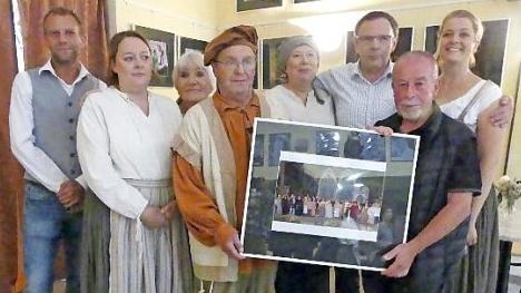Ingo Moos als Vertreter der Gemeinde, Marina Hentschel, Heidi Suttner, Rudi und Gaby Bähr, Vorsitzender Siegfried Küspert, Martin Ritter, Patricia Wagner (von links) präsentieren das Gruppenbild von "Luther - Rebell seiner Zeit". Foto: Dieter Hübner
