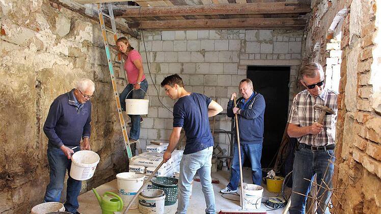 In diesem Raum soll die Back- und Käseschule eingerichtet werden. Vorarbeiten sind bereits angelaufen. Auf der Leiter Heinershof-Chefin Tina Sickmüller mit den ehrenamtlichen Helfern Martin Hack, Joshua Schleicher und Reinhold Pflaum (von links), rechts im Bild Schatzmeister Gerhard Sickmüller Foto: Evi Seeger