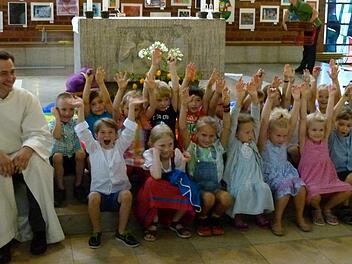Die Vorschulkinder und Pastoralreferent Sebastian König hatten ihre Freude an der Segnungsfeier.  Foto: Marion Krüger-Hundrup
