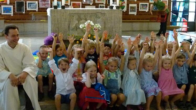 Die Vorschulkinder und Pastoralreferent Sebastian König hatten ihre Freude an der Segnungsfeier.  Foto: Marion Krüger-Hundrup