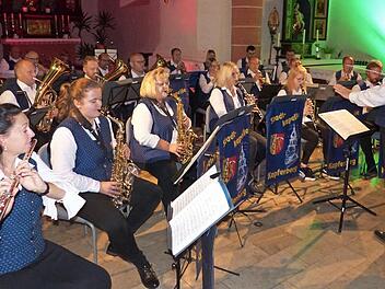 Zwei herrliche musikalische Stunden bereitete die Stadtkapelle Kupferberg unter der Leitung ihres Dirigenten Valerij Efremow (rechts) dem Publikum am Sonntagabend beim Konzert in der Stadtpfarrkirche St. Vitus. Fotos: Klaus-Peter Wulf