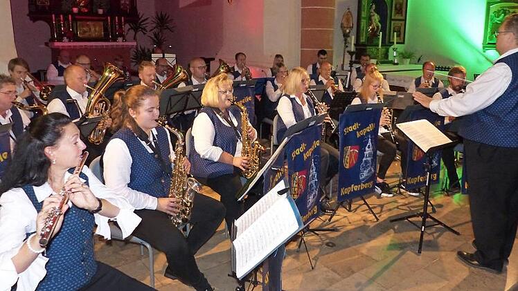 Zwei herrliche musikalische Stunden bereitete die Stadtkapelle Kupferberg unter der Leitung ihres Dirigenten Valerij Efremow (rechts) dem Publikum am Sonntagabend beim Konzert in der Stadtpfarrkirche St. Vitus. Fotos: Klaus-Peter Wulf