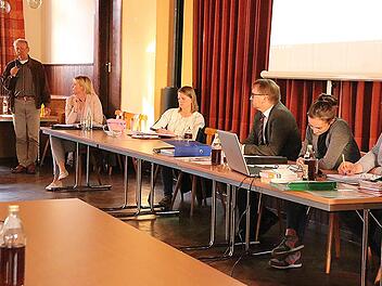 Karl Kutzner (links) vom Planungsbüro Strunz gab Erläuterungen zu den beantragten Photovoltaikanlagen. Weiter von links: Zweite Bürgermeisterin Heidi Müller-Gärtner, Dritte Bürgermeisterin Ramona Schrapel, Bürgermeister Wolfram Thein, Verwaltungsangestellte Yvonne Beck und Bauamtsleiter Andre Grüner. Helmut Will