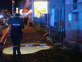 Mann durch Messerstiche vor Diskothek verletzt